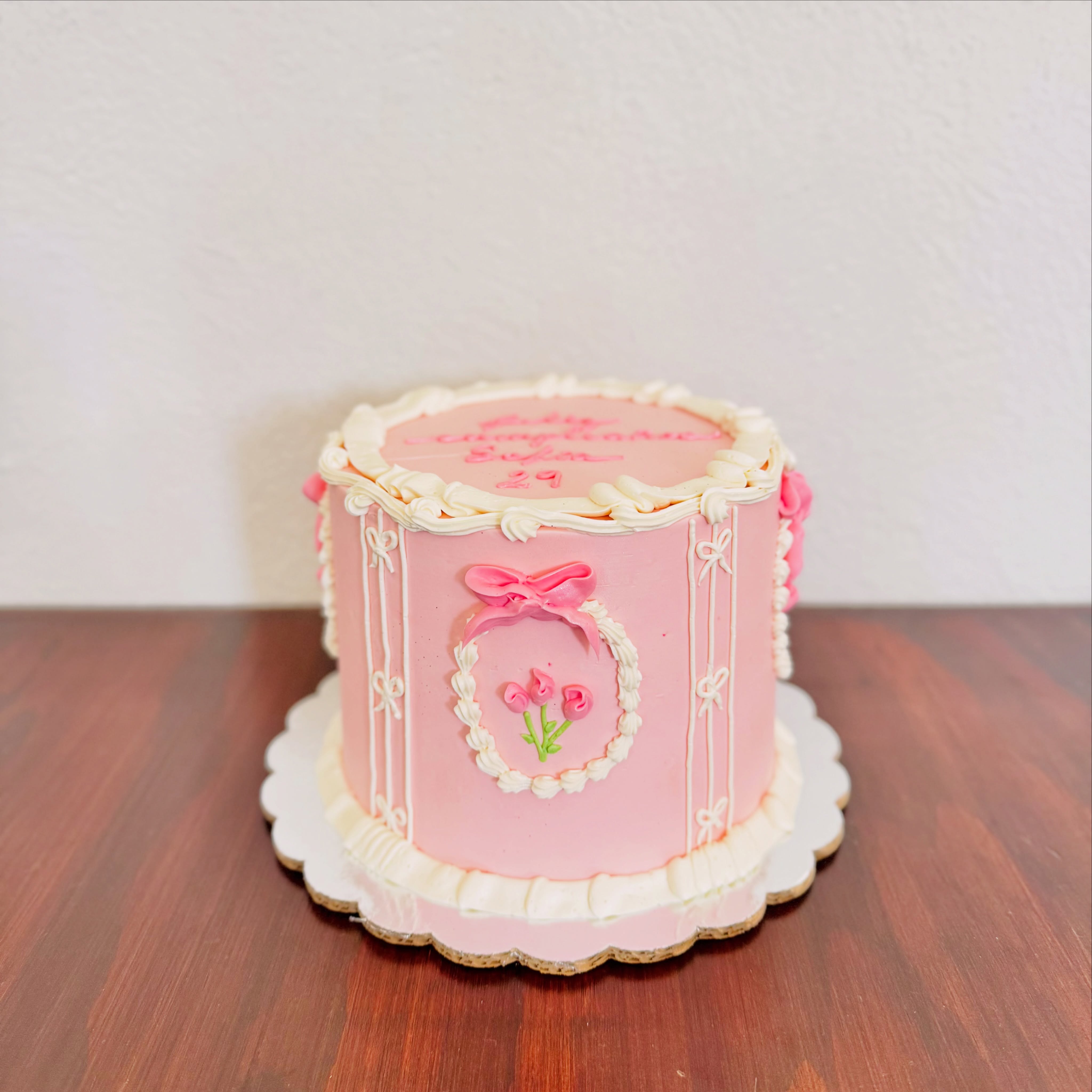 Pastel Coquette con lazos y medallón floral Mia Mora Cake Studio