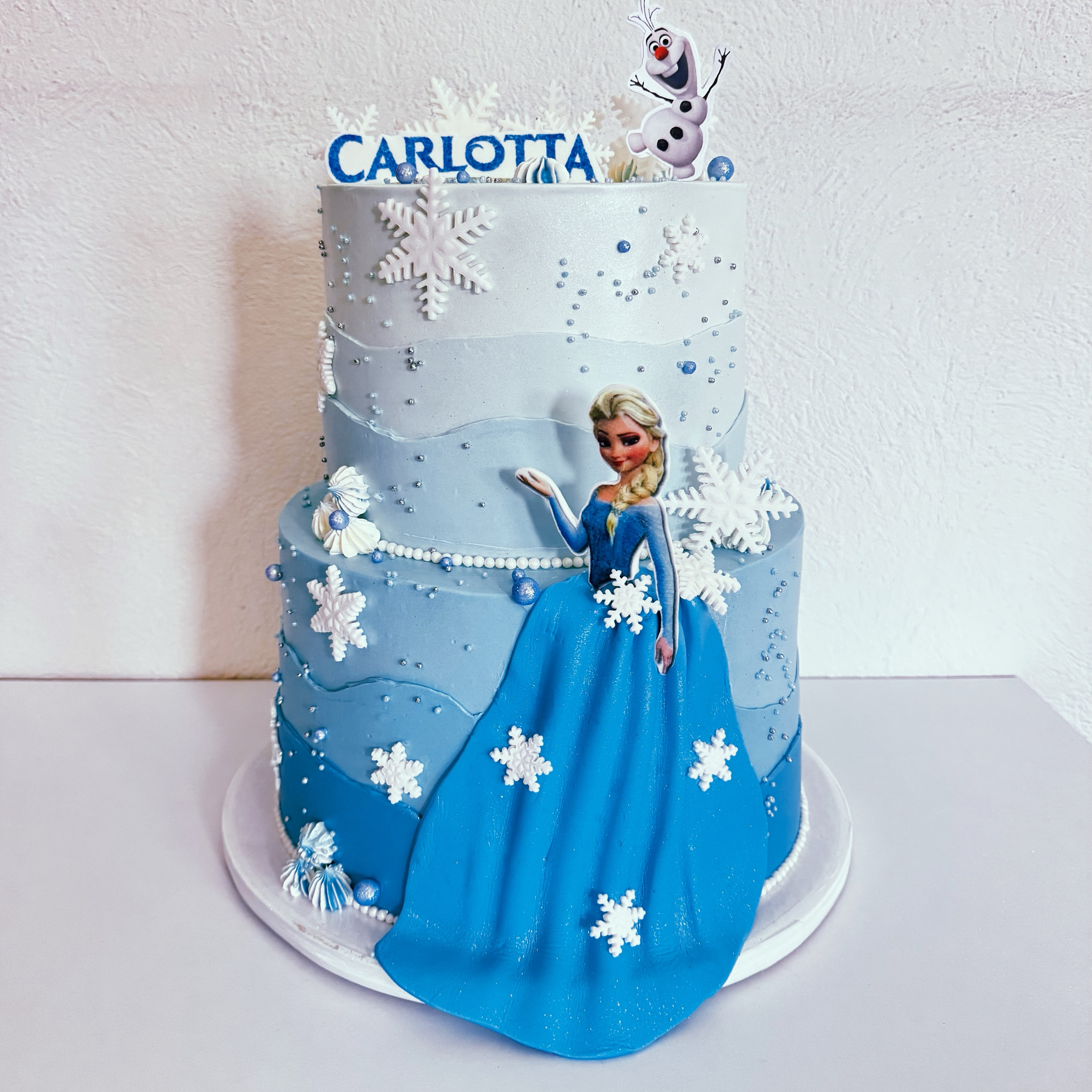 Pastel temático boutique 2 pisos Frozen Elsa con vestido esculpido Mia Mora Cake Studio