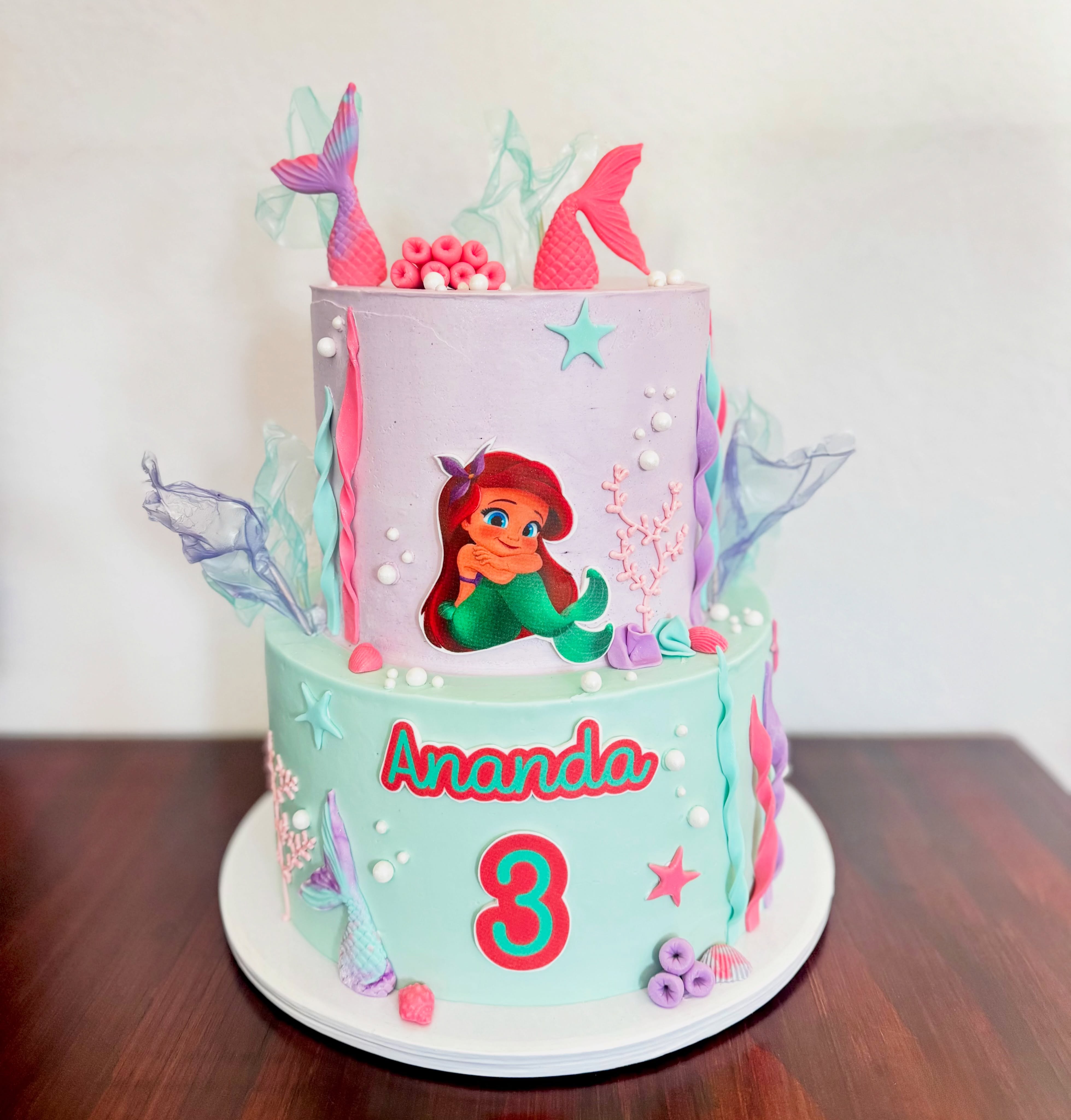 Pastel temático 2 pisos La Sirenita Ariel Mia Mora Cake Studio